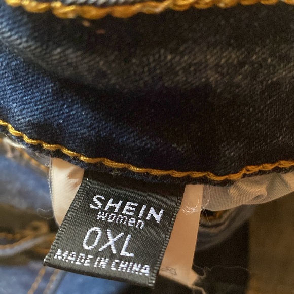 Great conditioned jean shorts by SHEIN. - Picture 2 of 3